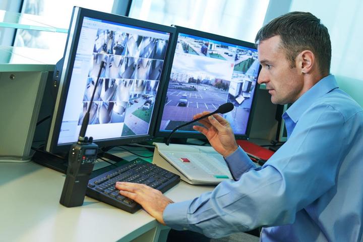 Centrale de surveillance pour la protection de bâtiments résidentiels et commerciaux.